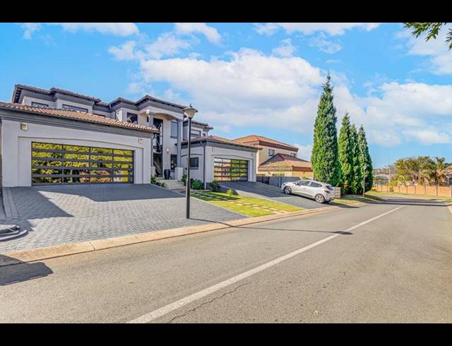 5 BEDROOM TOWNHOUSE FOR SALE IN BLUE VALLEY GOLF ESTATE